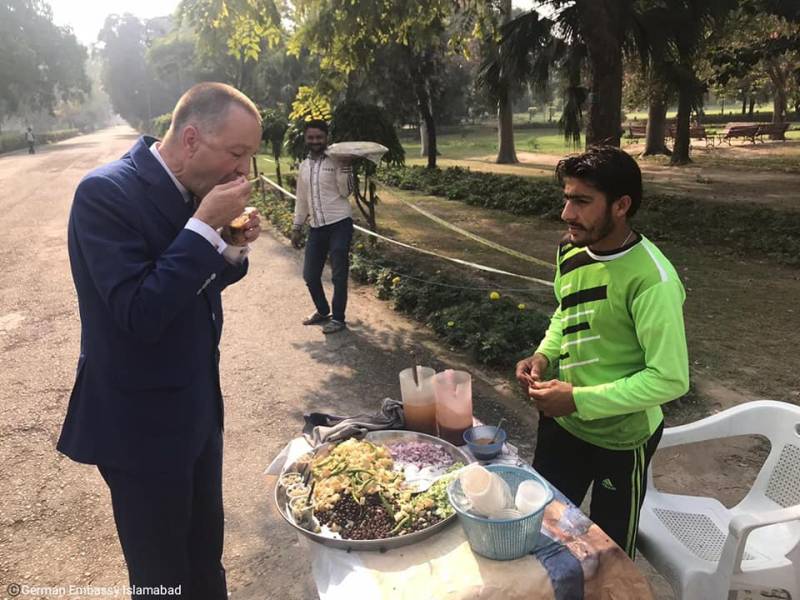 New German ambassador too a fan of Pakistani street food; enjoys 'Channa Chaat' in Lahore