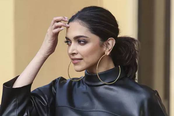 Deepika Padukone visits JNU to support students after attack