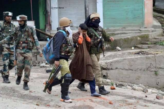 Indian troops arrest over a dozen young Kashmiris in Pulwama