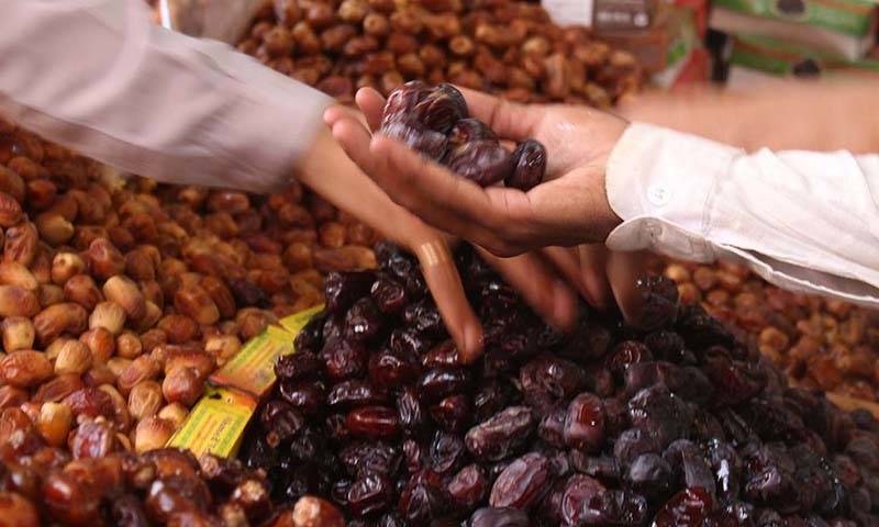 Saudi Arabia gifts 150 tons of dates to Pakistan