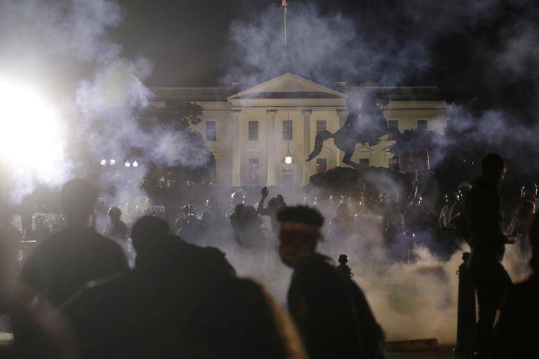 Clashes outside White House as US cities under curfew