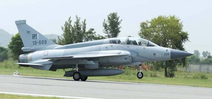 Pakistan Air chief assesses flight performance of dual seat JF-17B