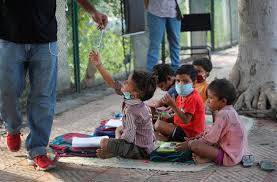 Indian couple run street-side classes for poor students