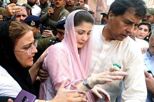 Maryam Nawaz hit by own security guard outside court (See Video)