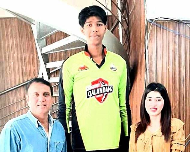British tabloid thinks these DailyPakistan staffers are parents of giant Pakistani bowler