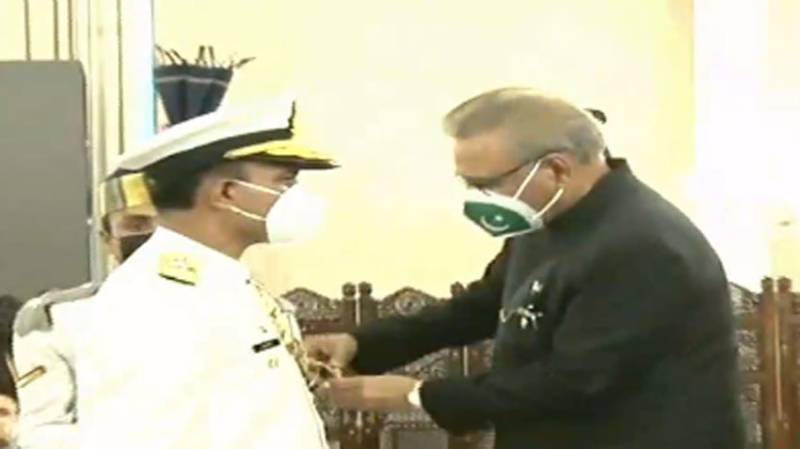 President Dr Alvi confers Nishan-i-Imtiaz on Admiral Muhammad Amjad Khan Niazi