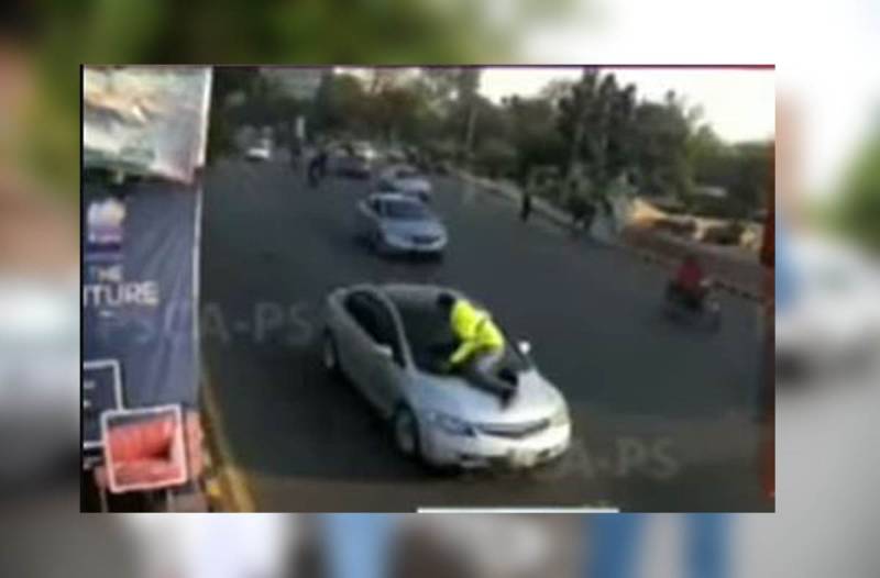 Lahore traffic warden risks life to stop 'tinted glass car' (VIDEO)