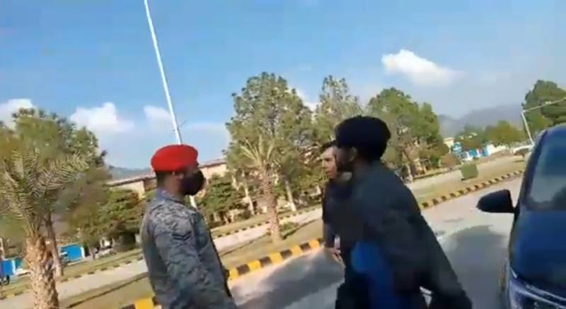 'Papa' comes to rescue teen 'manhandled' by Military Police in Islamabad (VIDEO)