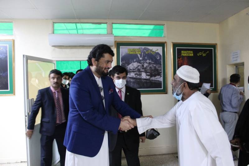 Afridi lauds Pakistan's mission in Dubai for 'exemplary role' during COVID-19 pandemic