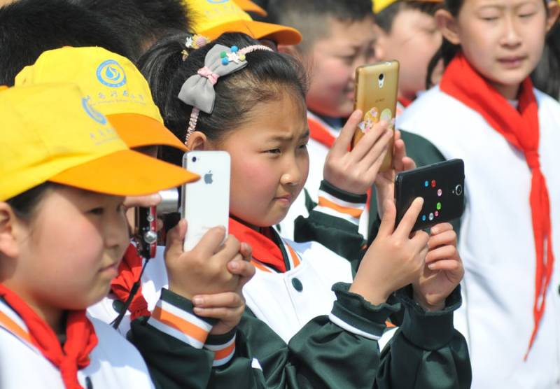 China saves children from phone addiction by banning devices in classes