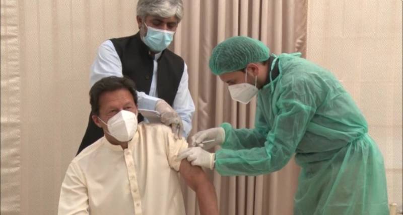 PM Imran Khan receives coronavirus vaccine (VIDEO)