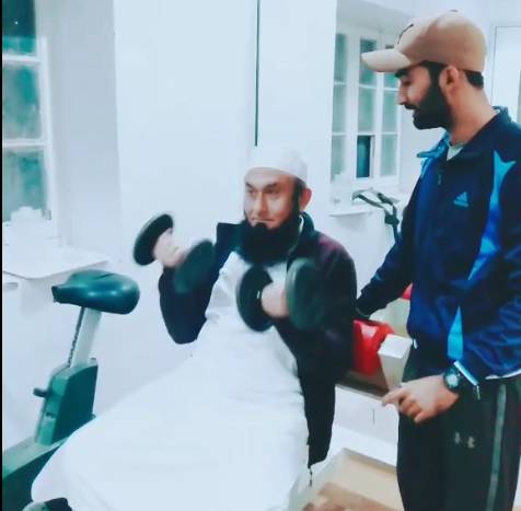 Watch Maulana Tariq Jameel working out in gym
