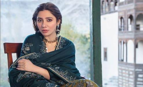 Mahira Khan wins hearts with her killer dance moves on a road