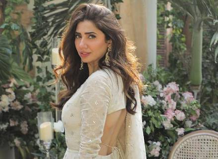 Celebs greet Mahira Khan on completion of decade in showbiz industry