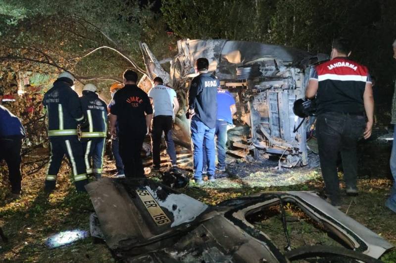 12 killed as bus carrying Pakistani, Bangladeshi migrants crashes in Turkey