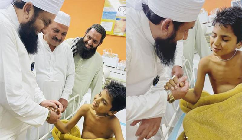Maulana Tariq Jamil meets injured boy to fulfill his wish