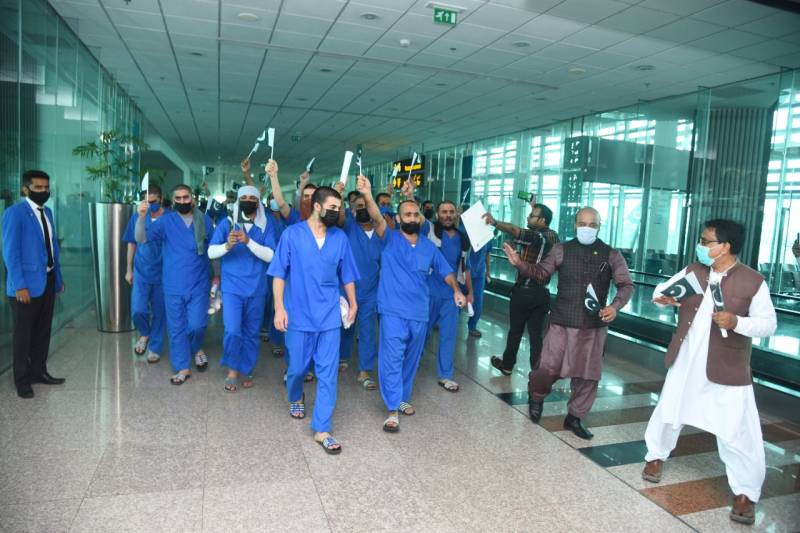 Pakistanis released from Saudi Arabia prisons return home