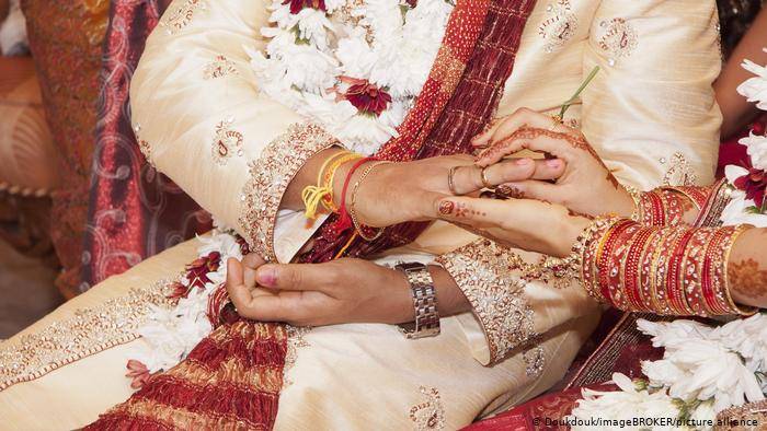 Watch: Bride slaps groom for chewing 'gutka' at Indian wedding