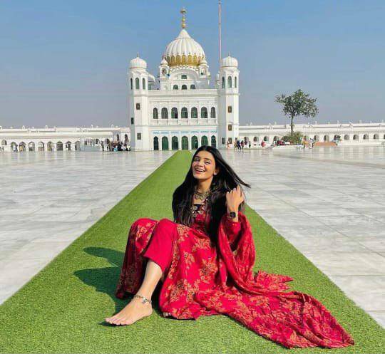 Pakistani model apologises over photoshoot at Kartarpur gurdwara