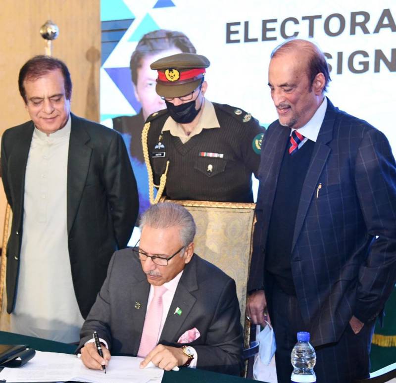President Alvi signs bill for use of EVMs in Pakistan’s next general elections