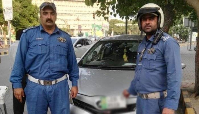 Lahore traffic police capture man with 166 e-challans against his vehicle
