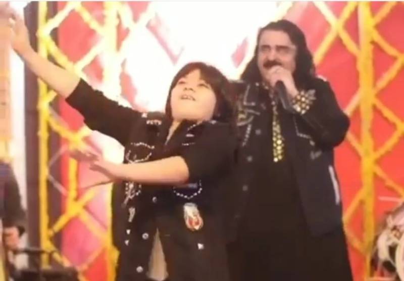 Arif Lohar's young son sets the stage on fire!