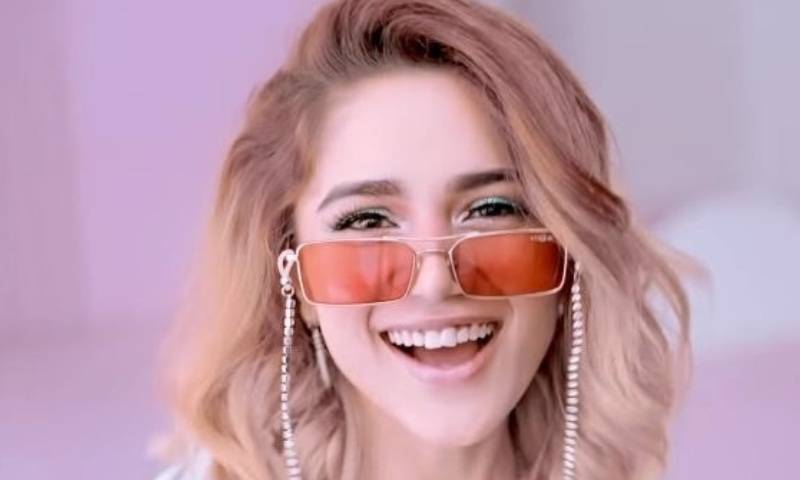 Aima Baig saves herself from a violent fire flare during concert