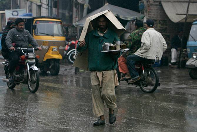 Light rain adds chill to weather in Lahore, other cities