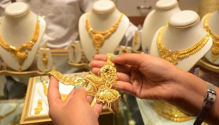 Gold price drops by Rs200 per tola in Pakistan