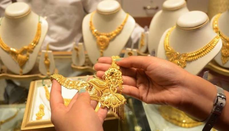 Gold price drops slightly in Pakistan