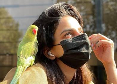 Saba Qamar's adorable video while playing with parrot goes viral