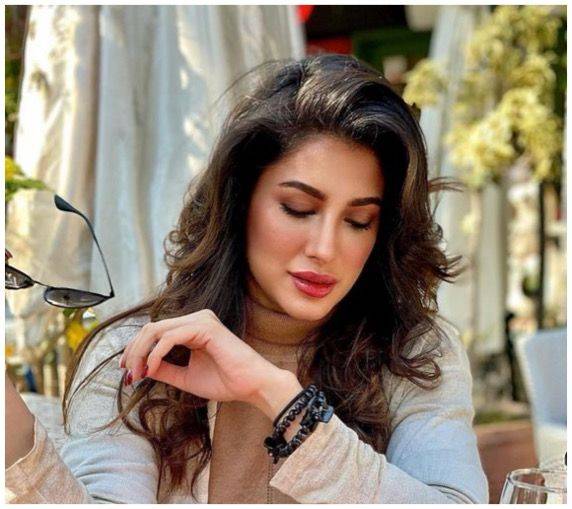 Mehwish Hayat slams creepy fan who tried to invade her personal space 
