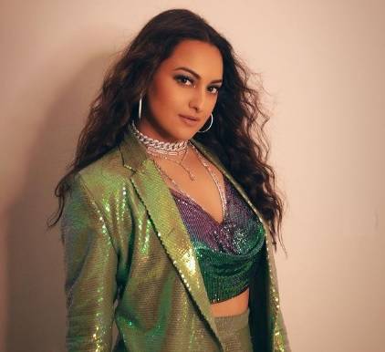 Sonakshi Sinha booked for not attending awards show despite charging fee