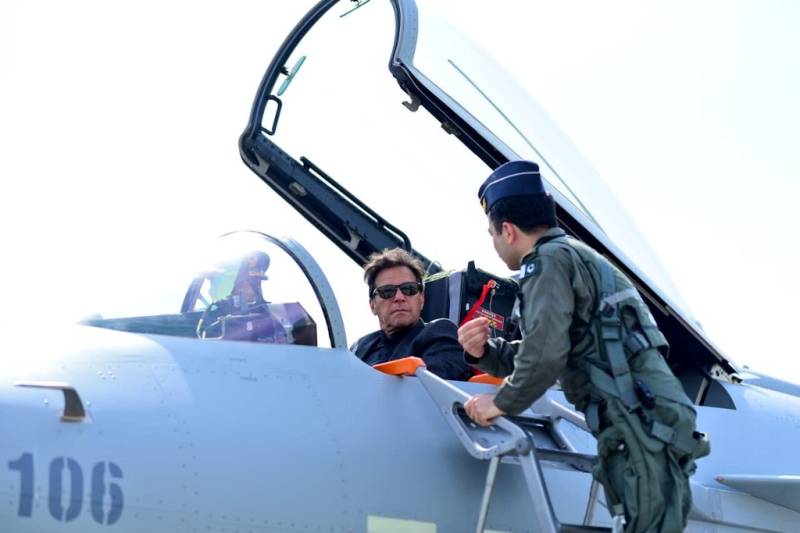 PM Imran keeps himself away from taking a sortie of J10-C fighter jet during induction ceremony
