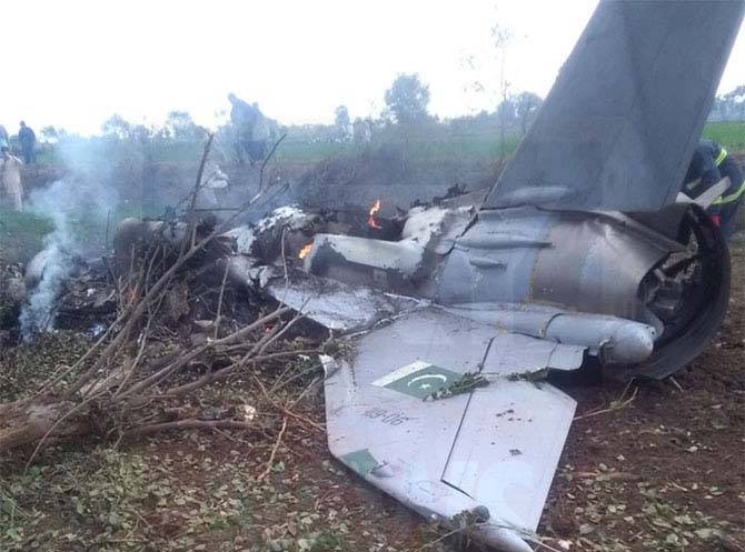 PAF trainer aircraft crashes in Peshawar, two pilots martyred 