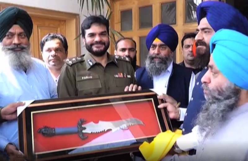 Nankana Sikhs present ceremonial dagger to cops for catching robbers 