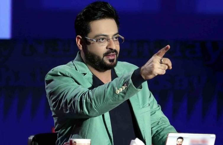 Aamir Liaquat hurls abuses at ministers, vows to vote on no-trust motion