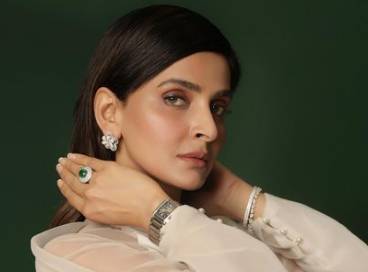 Saba Qamar flaunts her glamorous look in new viral video