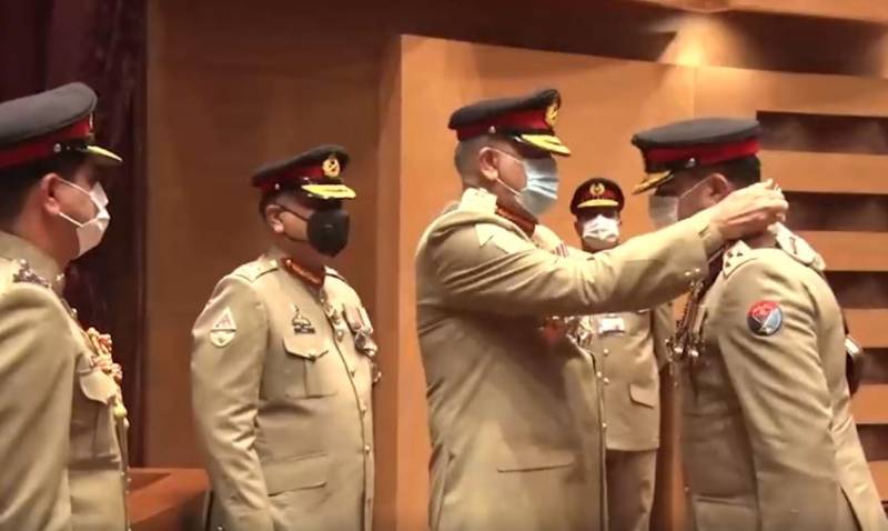 Pakistan Army Chief confers gallantry awards on armed forces personnel at GHQ