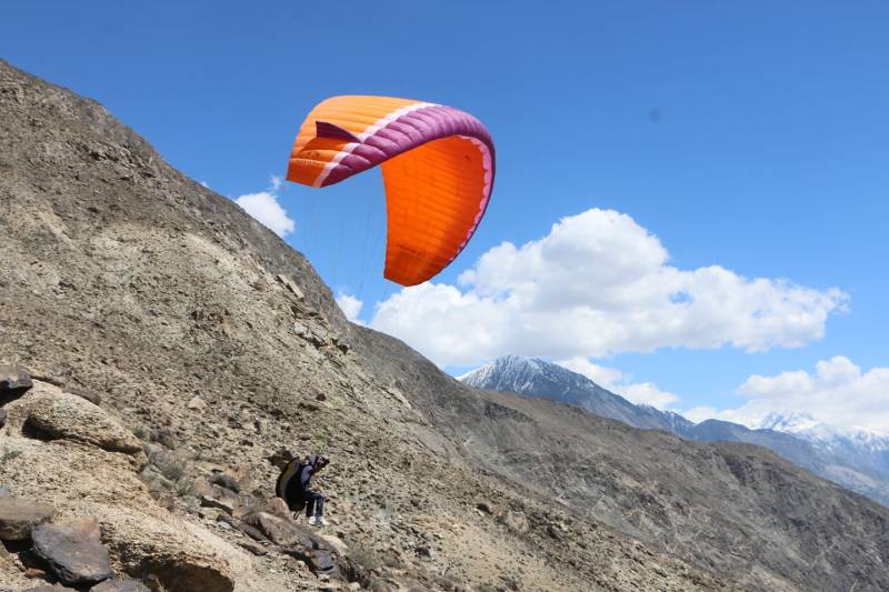Search operation under way for missing French paraglider in Gilgit Baltistan’s Hunza Valley