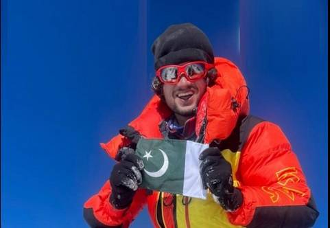 Pakistani mountaineer Shehroze Kashif sets another record 