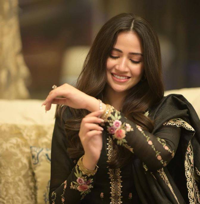 Sana Javed looks breathtaking in latest viral pictures