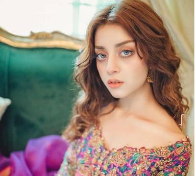 Alizeh Shah looks charming in colourful outfit (SEE PHOTOS)