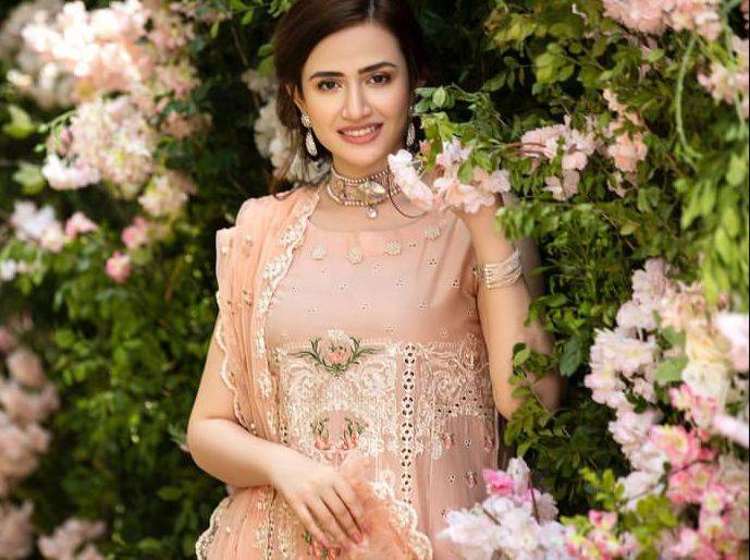 Sana Javed delights fans with stunning pictures