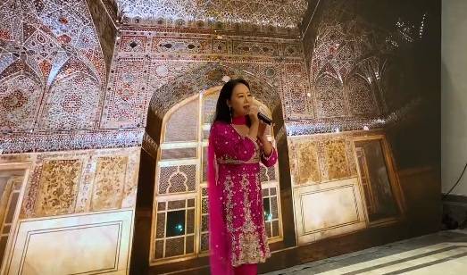 Chinese teacher’s rendition of iconic Pakistani song 'Buhe Bariyan’ wins internet
