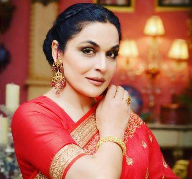 Meera shares 'words of wisdom' with fans