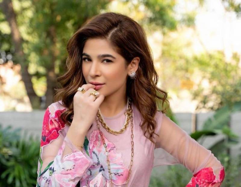 Ayesha Omar sets internet on fire with latest pictures