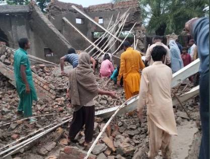 15 die as roof of mosque sheltering flood victims collapsed in Sindh