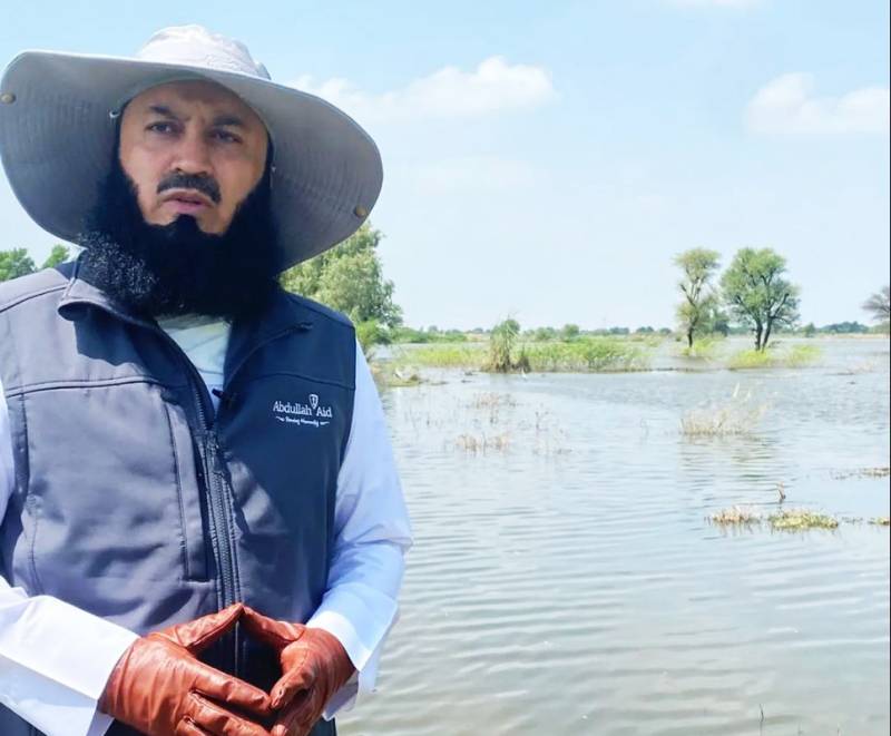 Famous Islamic scholar Mufti Menk visits Pakistan to help flood victims