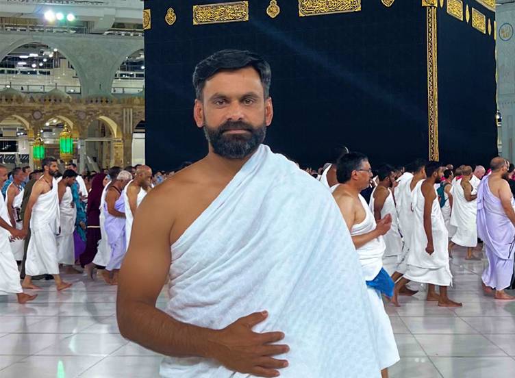 Former Pakistan captain Mohammad Hafeez performs Umrah with family